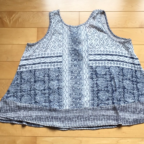 Adorable key hole tank with tie - Picture 3 of 3